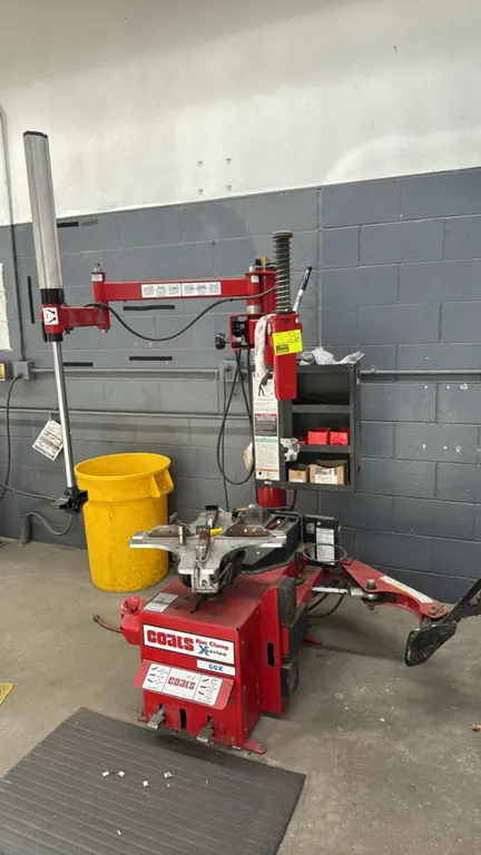 Coats Rim Clamp 60X tire changer. Features 4-clamp turntable, pneumatic assist arm, side bead loosener shovel, integrated tire inflation pressure gaug