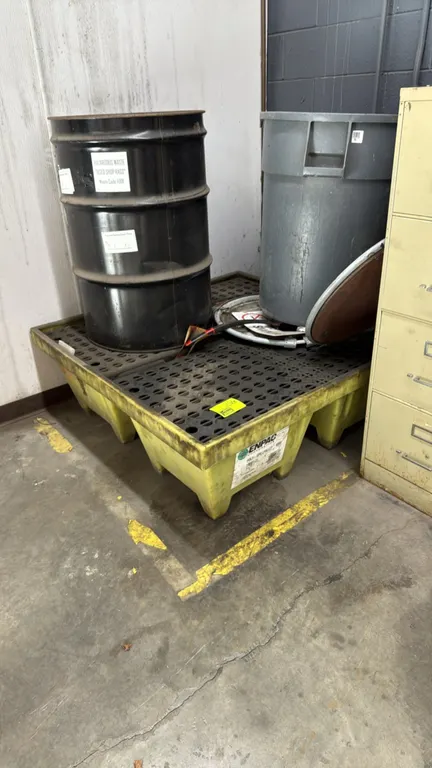 ENPAC Poly-Spillpallet 4000 poly spill containment pallet. Features 4-drum capacity, removable black poly grating, and 4-way forklift access. Polyethy