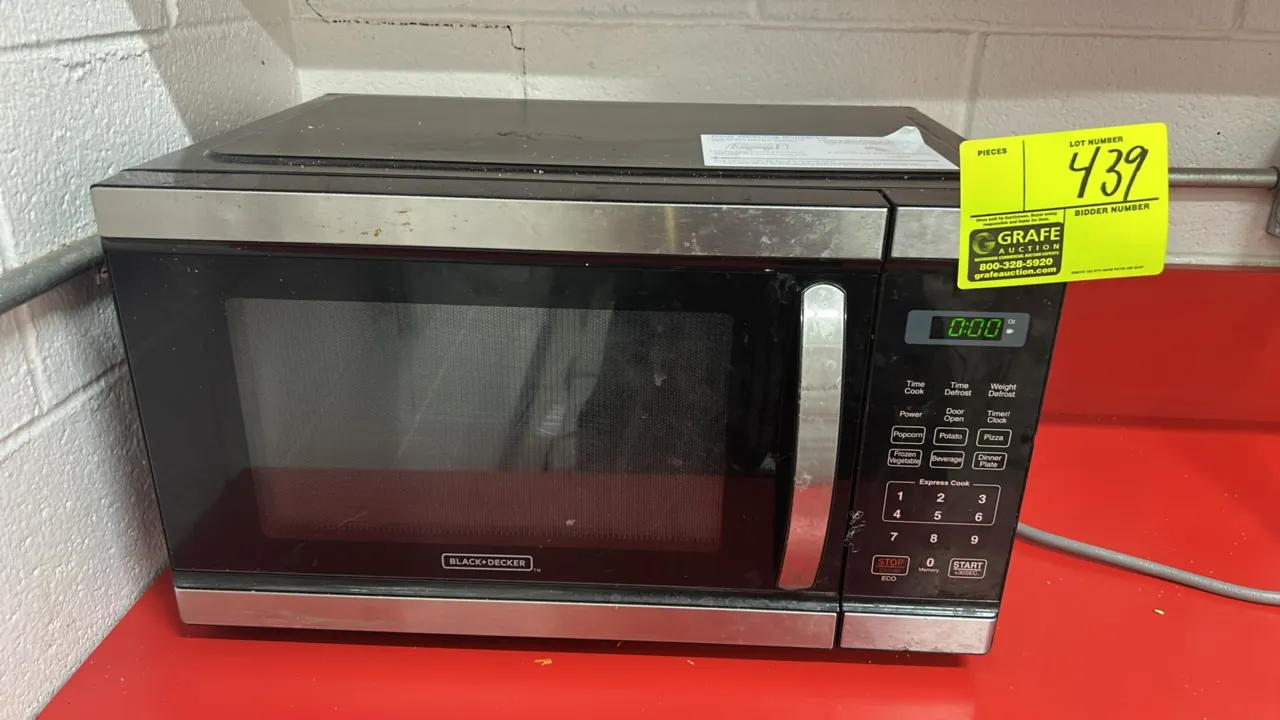 2024 Black+Decker EM031M2SD countertop microwave oven. Features stainless steel and black exterior finish, digital display keypad, express cook option