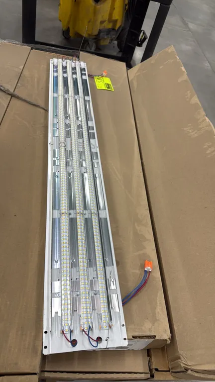 Cooper 4ILEDKIT-LD5-14-W-UNV-L850-CD2-U 4' LED replacement light fixture kits. Features multi-row LED arrays with reflectors and quick-connect wiring