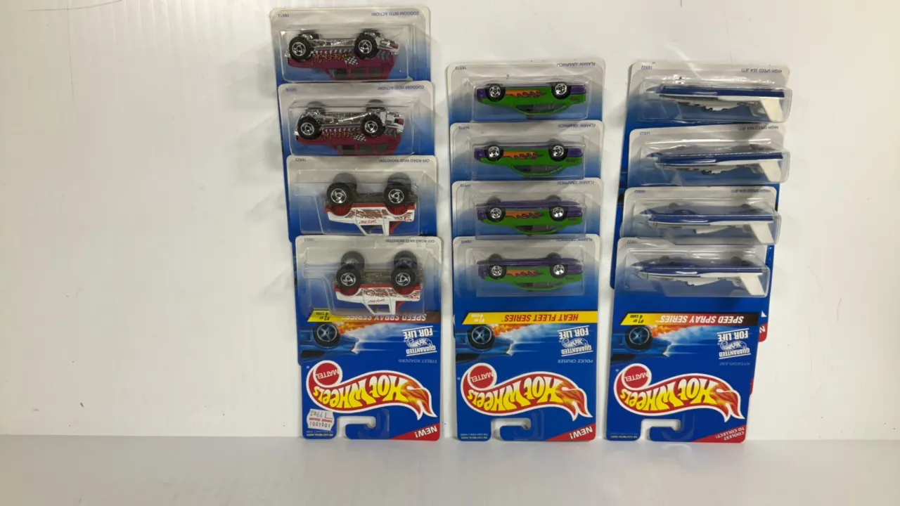(12) Hot Wheels