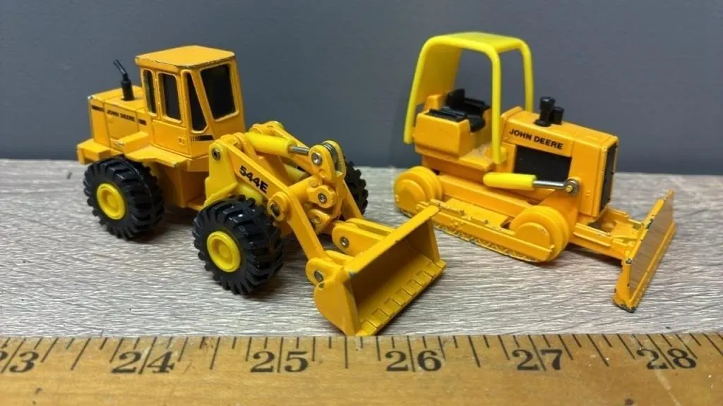 2, 1:64 ERTL John Deere Construction Vehicles.