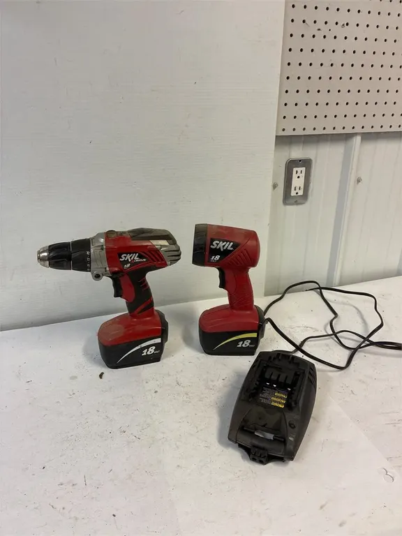 Rechargeable 18volt Skil. Both work.