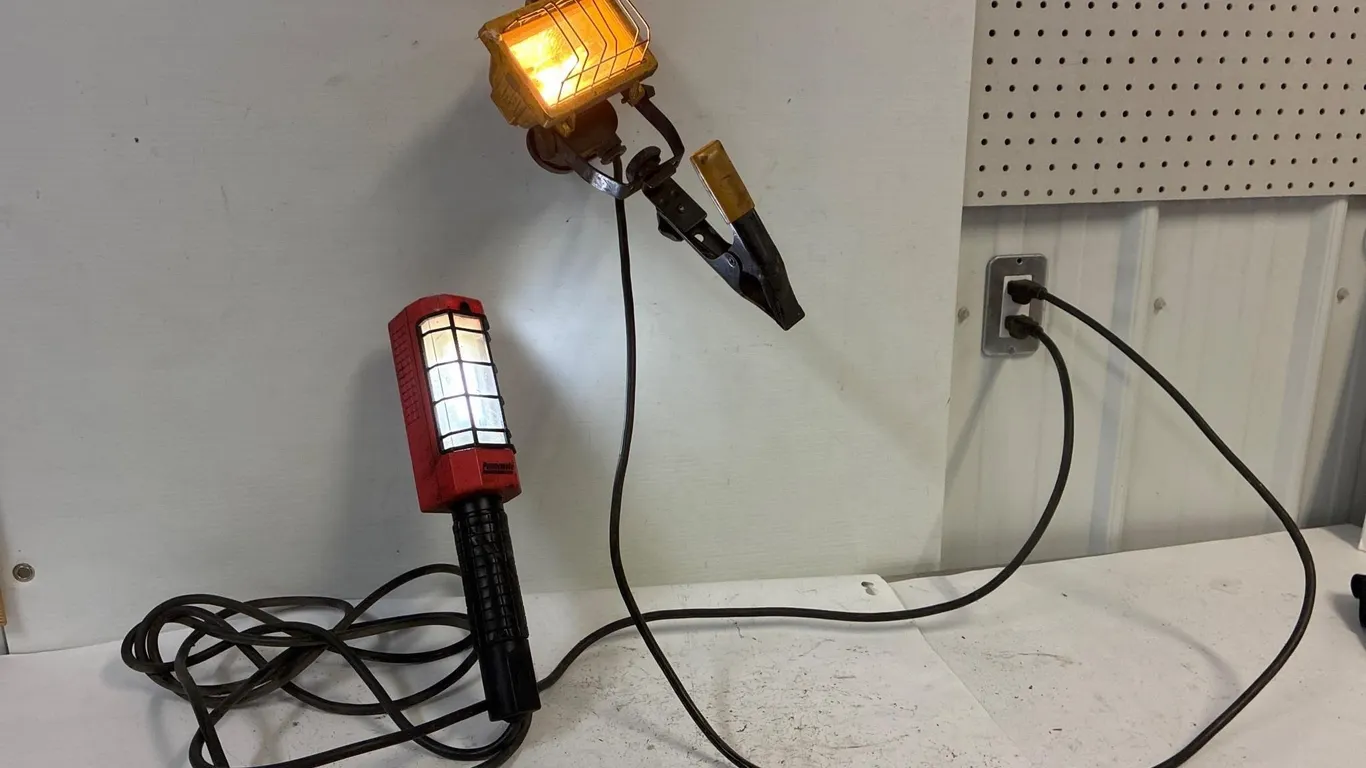 2 work lights. Both work