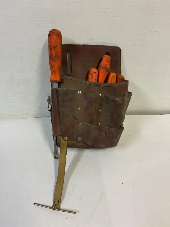 Leather tool belt w screwdrivers