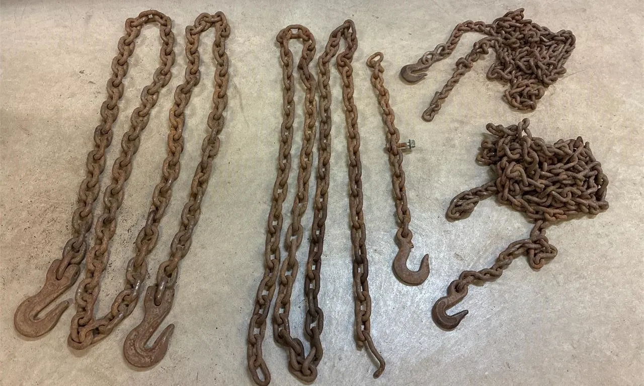 10 ft chain w hooks. 4 assorted pcs of chain