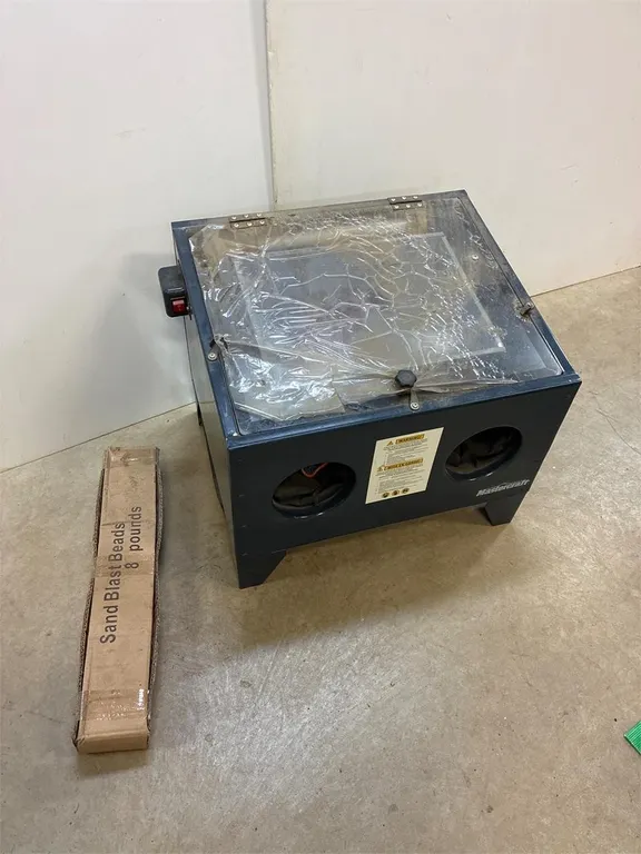 Sandblasting cabinet. Unused Bench top model.