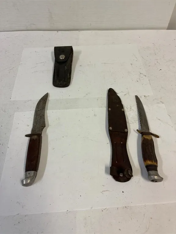 Knives. 1 with sheaf.