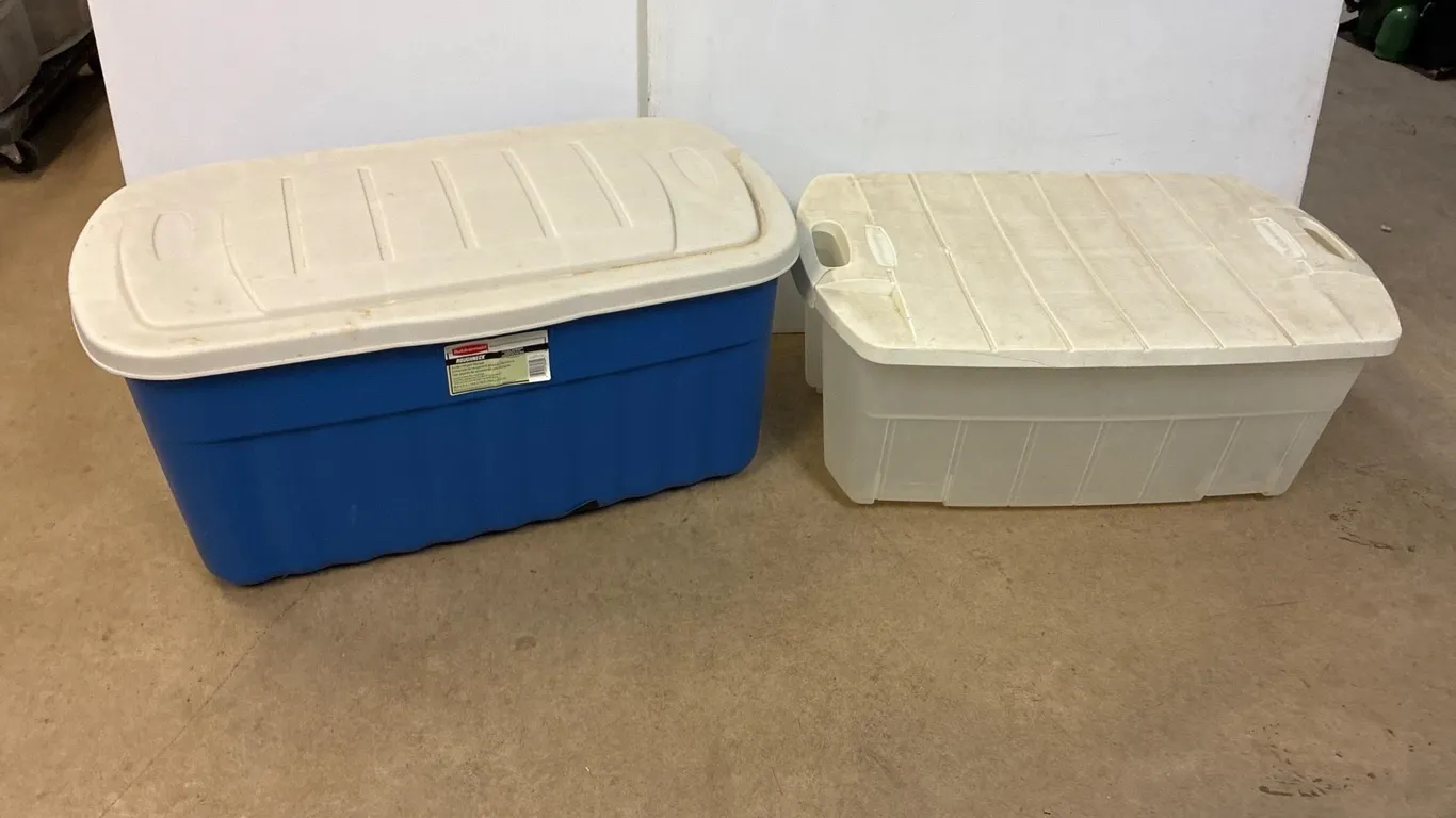 2 Rubbermaid Totes. With cracks. 1 on the lid.