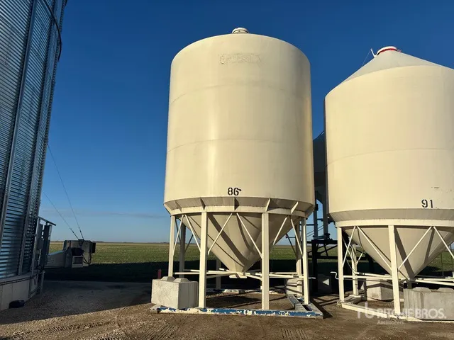 Friesen +/- 65 t 3 Ring Fertilizer Hopper Grain Bin