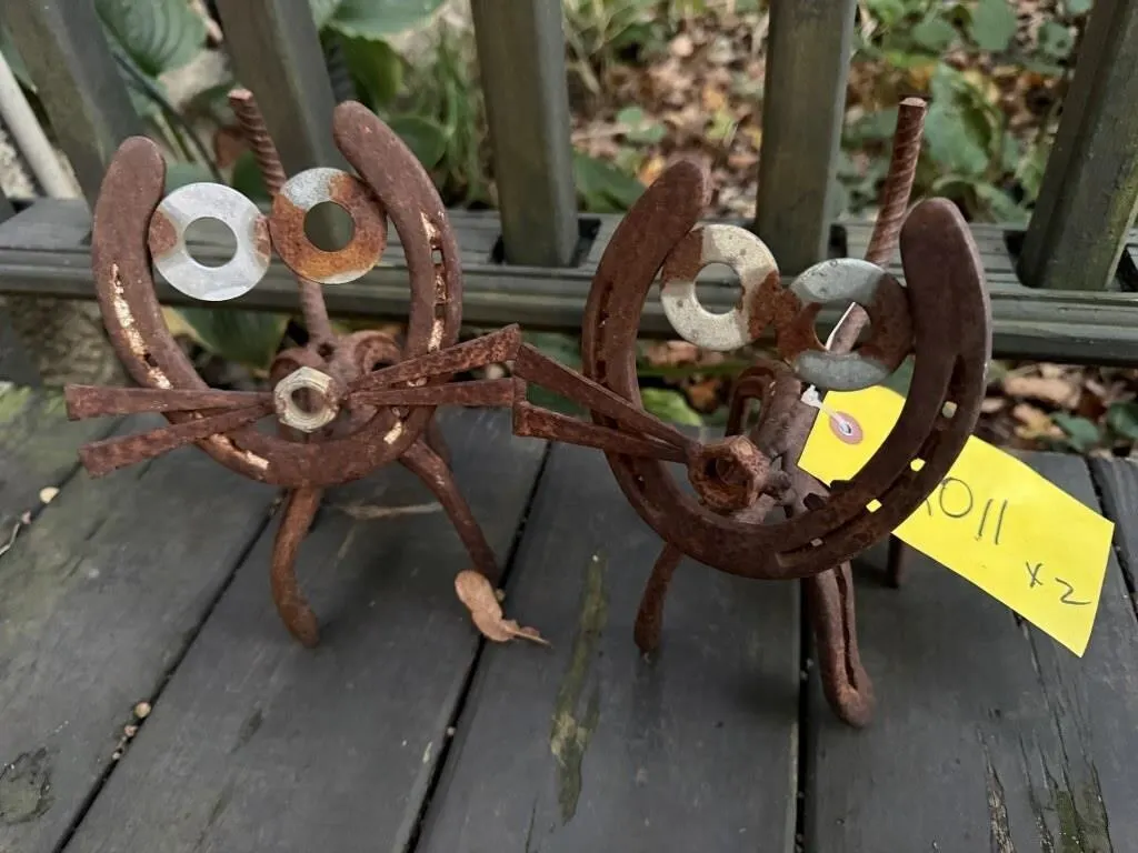 Horseshoe metal art cats (2)
