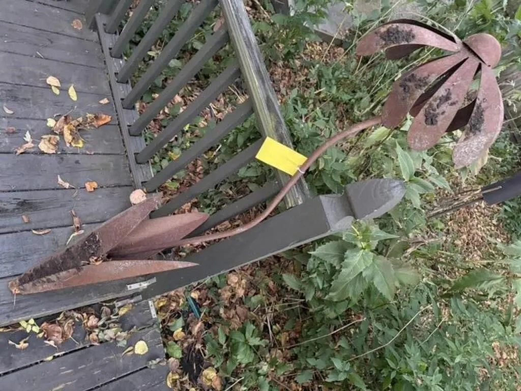 Metal floral garden stake