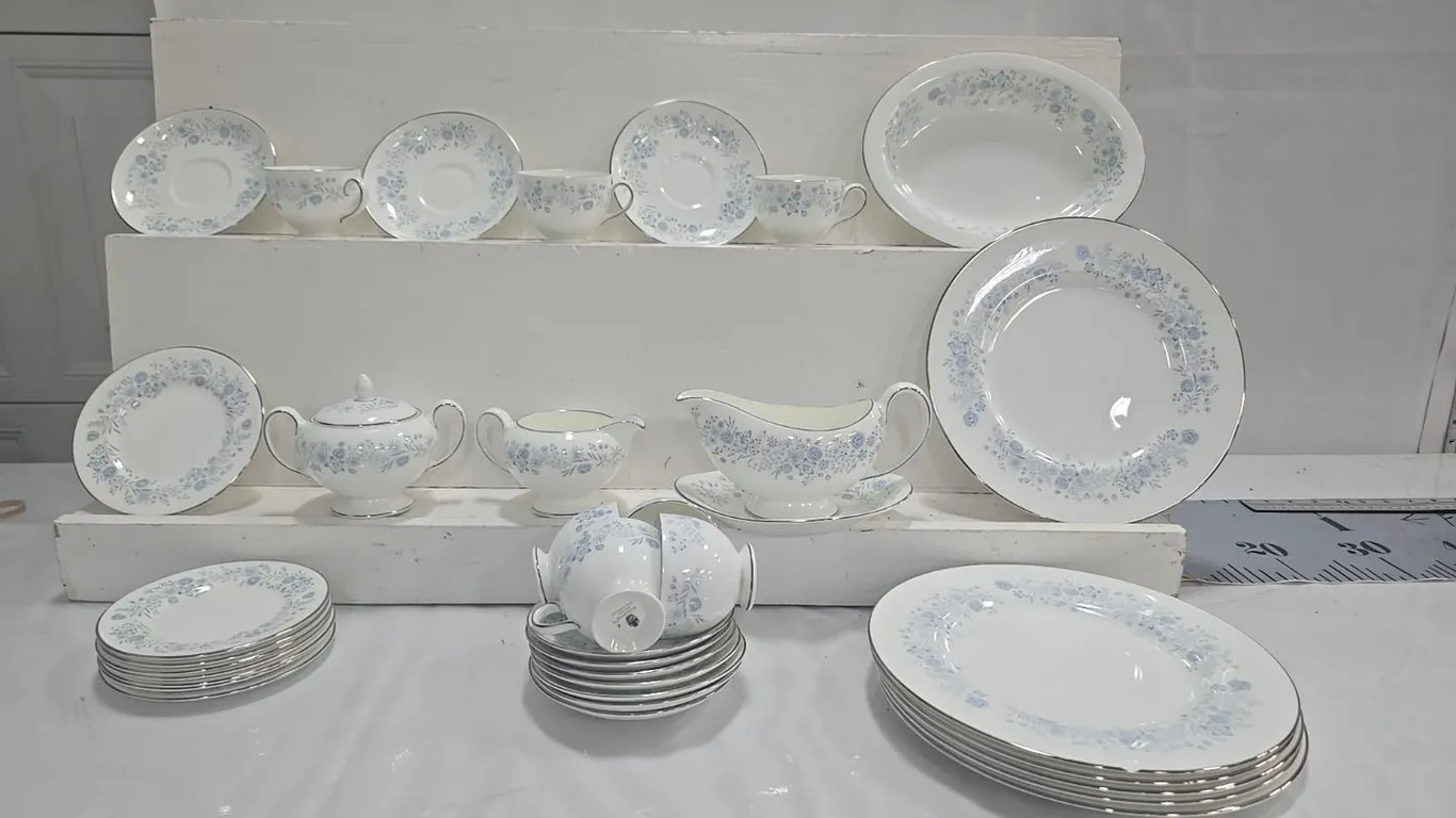 Wedgewood Bone China " Belle Fleur" 6 pl. setting + extra's