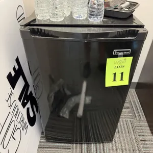 MAGIC CHEF COMPACT REFRIGERATOR W/ FREEZER