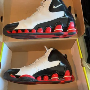 Size 10 1/2 Nike shocks v￼c III