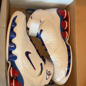 10 1/2 Nike shocks bomber low