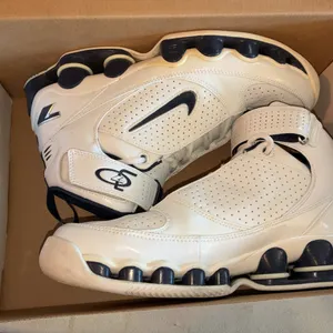 10.5 Nike shocks UPS TV