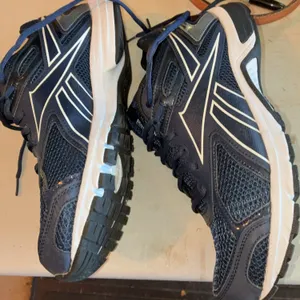 Size 11, Reebok running shoes