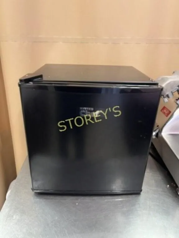 Master Chef Mini Fridge ~18 x 18 x 18