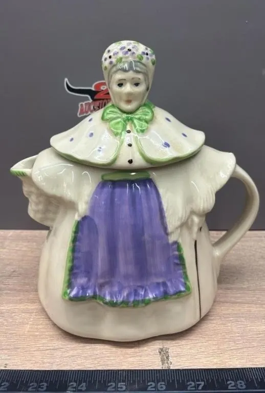 Vintage 9” Granny Ceramic Tea Pot.