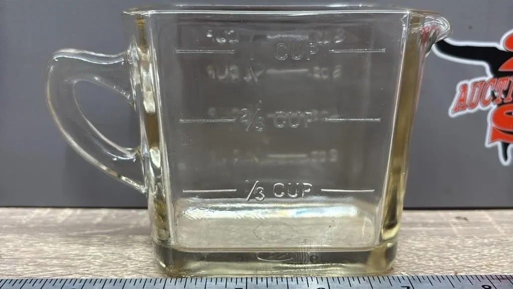 Vintage Glass Measuring Cup. *SC
