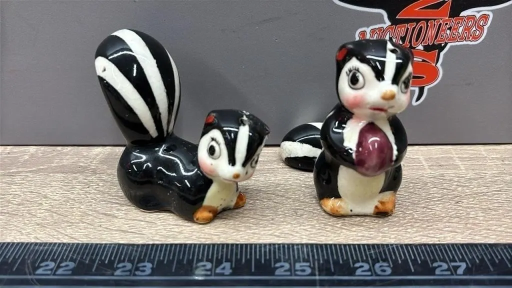 Vintage Ceramic Skunk Salt & Pepper Shakers. *SC
