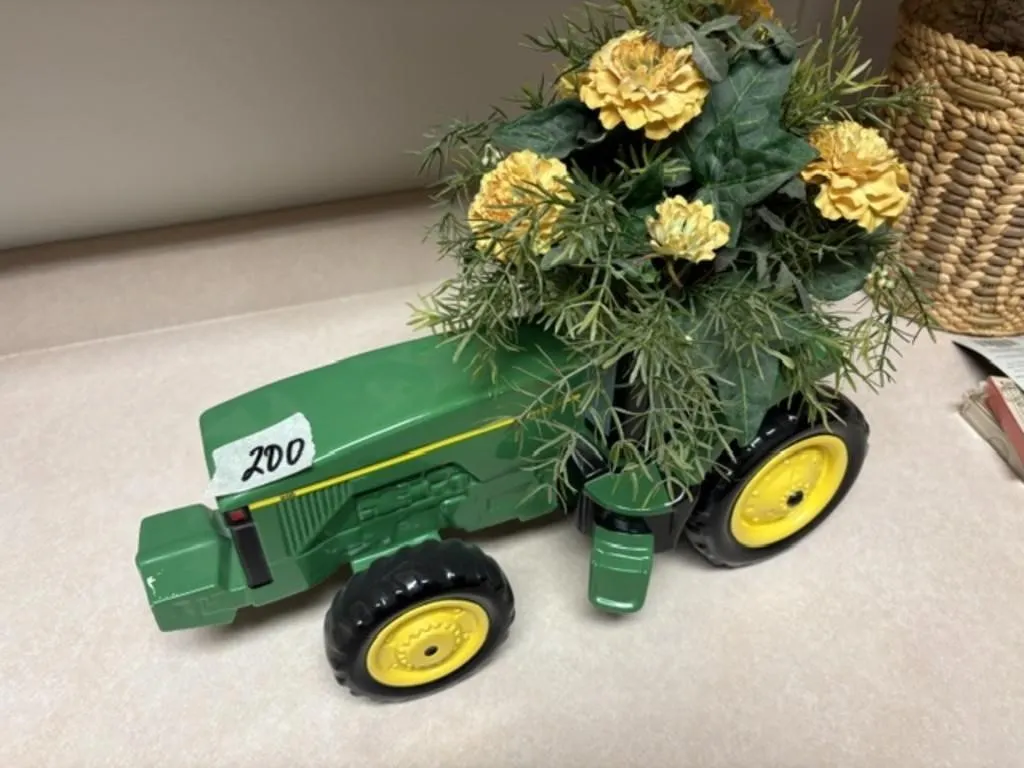 JOHN DEERE TRACTOR PLANTER