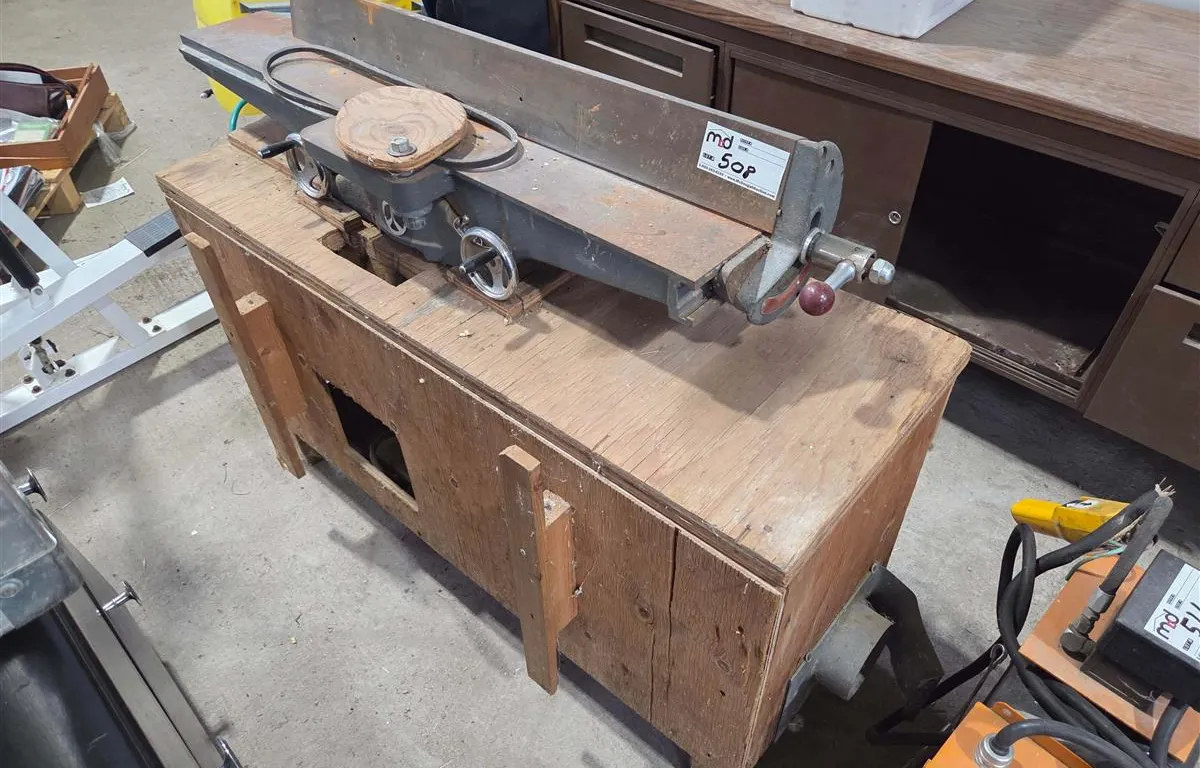 Auto-Set Woodworking Jointer on Stand
UNRESERVED