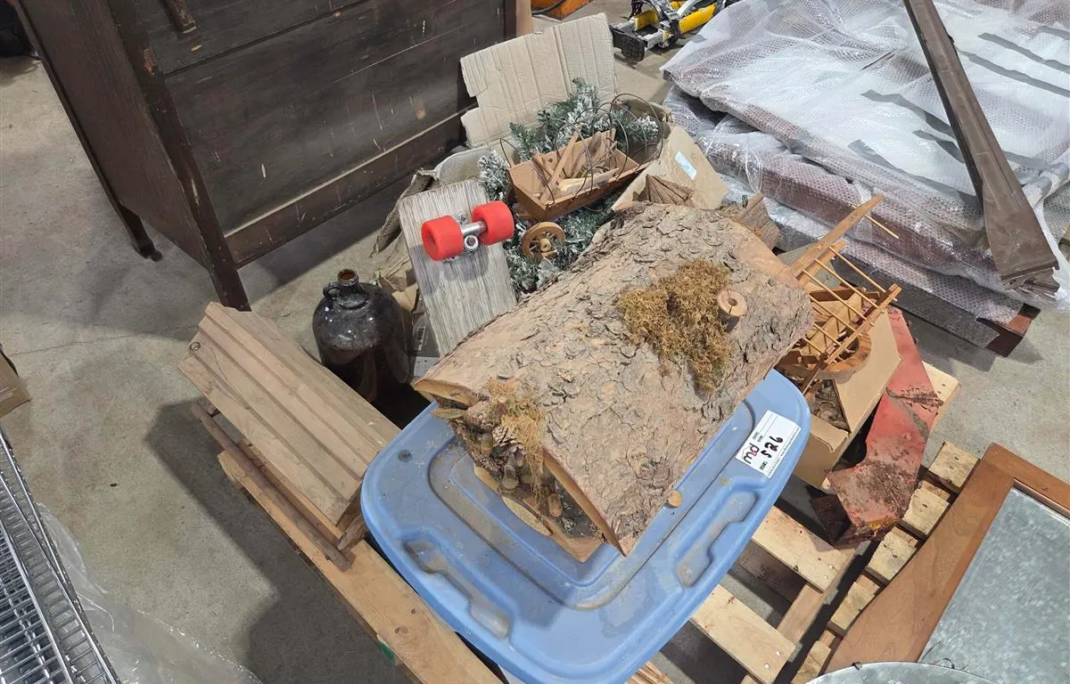 Assorted Rustic Decor & Seasonal Decorations
UNRESERVED
