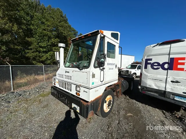 2000 Ottawa CYT30 4x2 Spotter Truck (Inoperable)