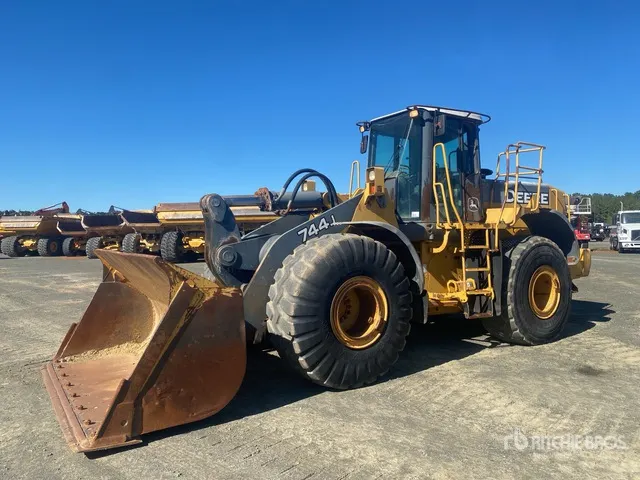 2004 John Deere 744J Wheel Loader