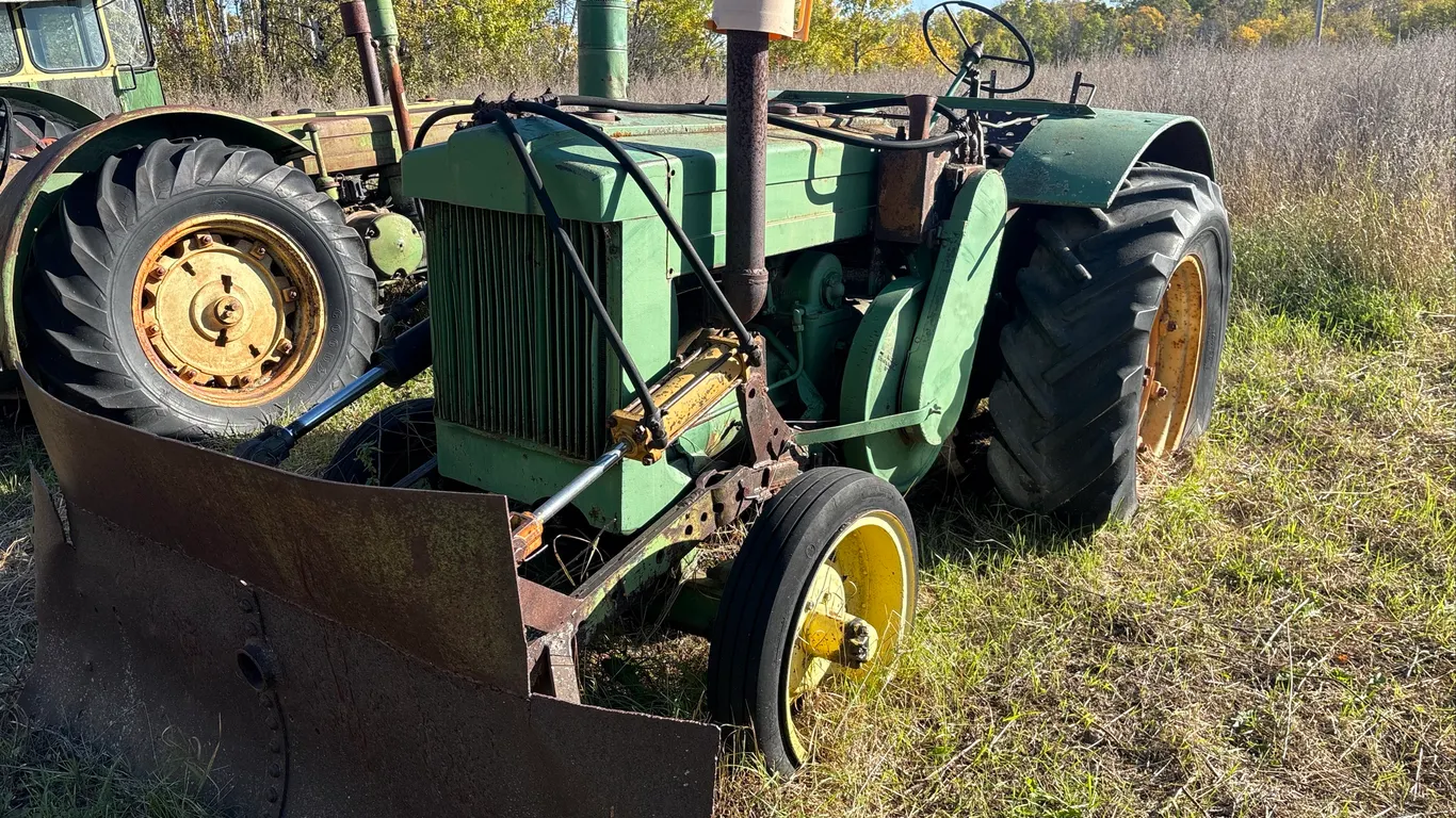 JOHN DEERE D ANTIQUE TRACTOR