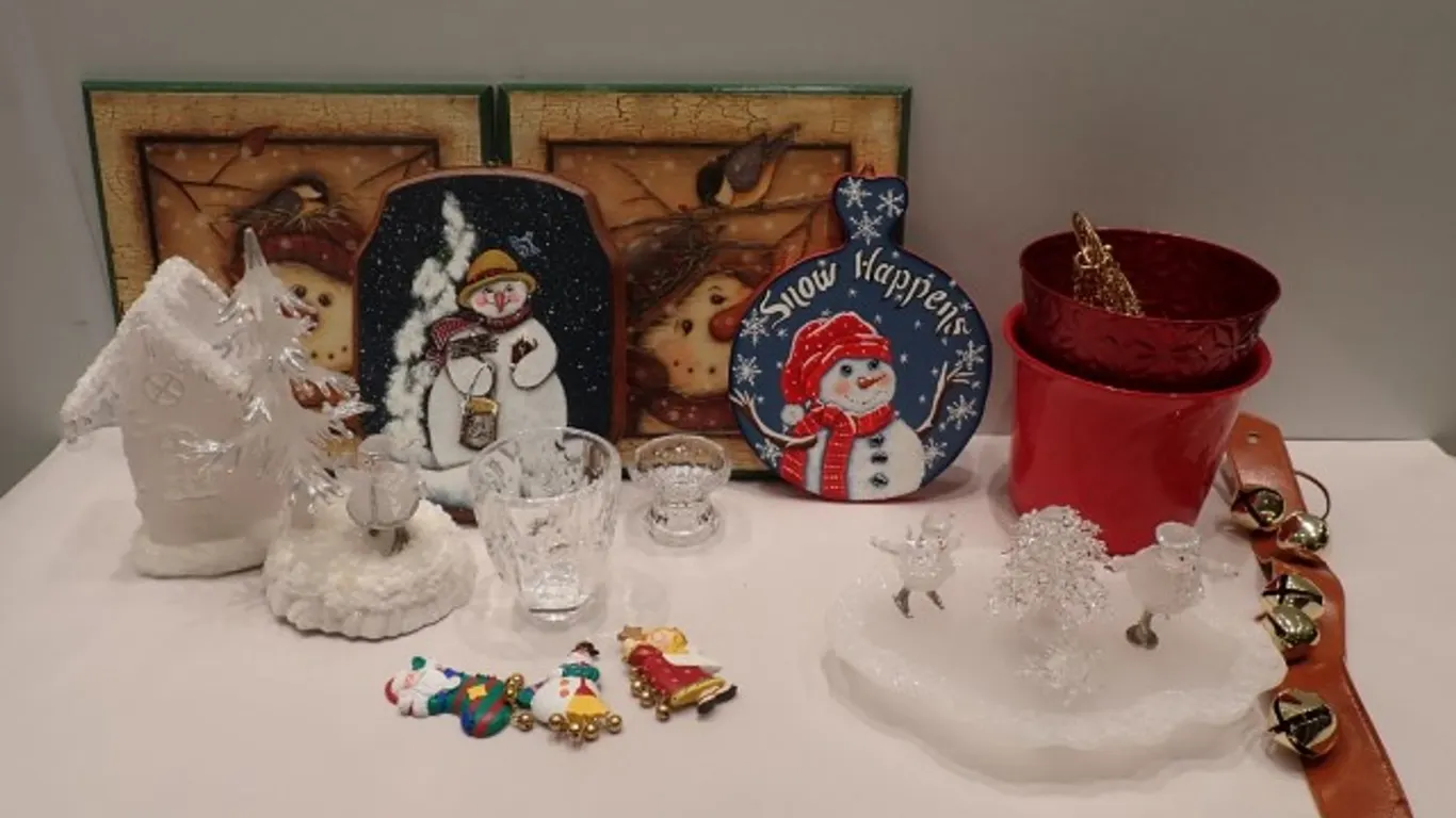 Christmas Decor in a Tote