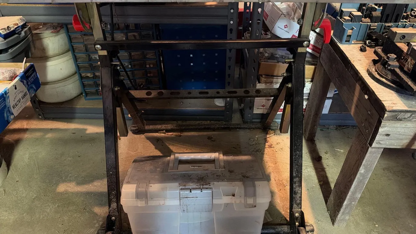 ADJUSTABLE WORK TABLE