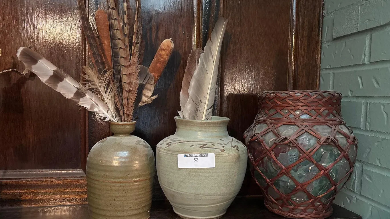 CERAMIC VASES AND FEATHERS