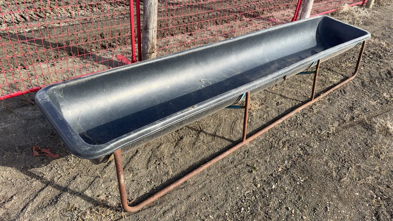 11’ Livestock feeder - slight damage