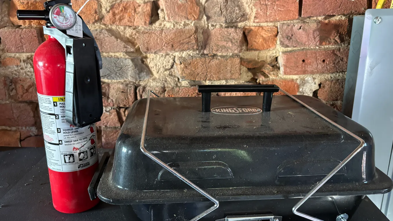 Kingsford Grill And Fire Etinguisher