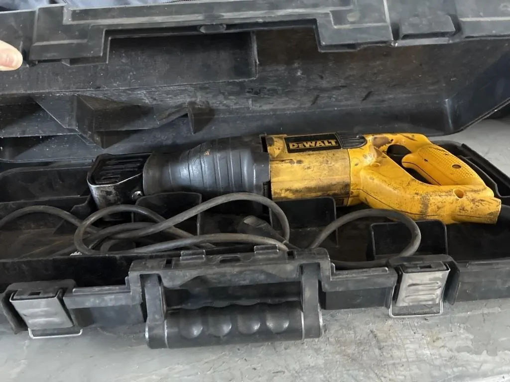 DEWALT SAW
