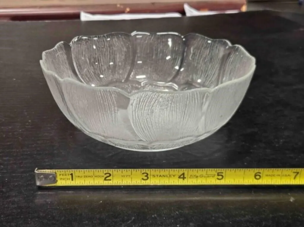 Vintage Arcoroc Fleur clear pressed glass bowl