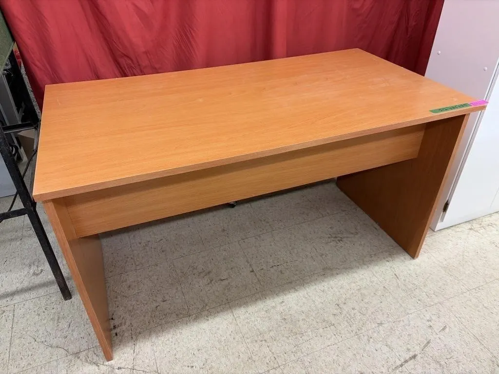Desk - 51.5x28x28in
