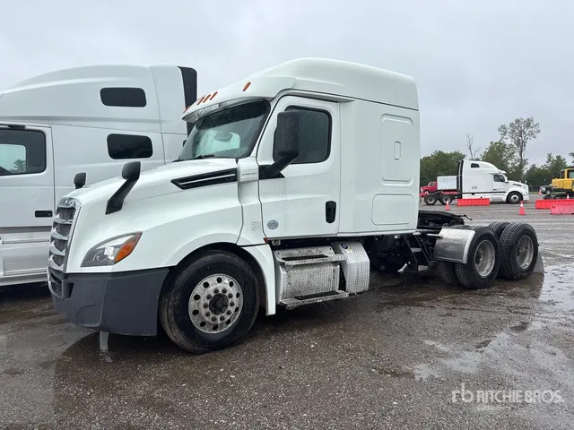 2020 Freightliner Cascadia 126 6x4 T/A Sleeper Truck Tractor