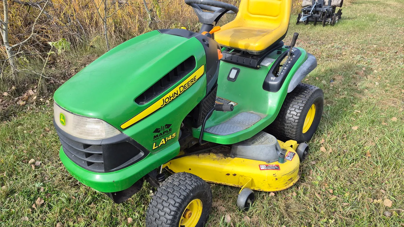 JOHN DEERE LA145 RIDING MOWER