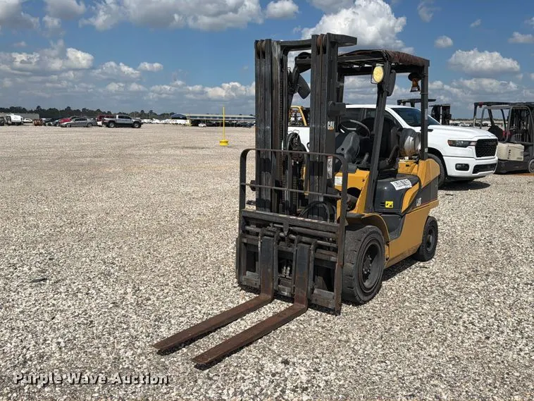 Caterpillar P5000 forklift