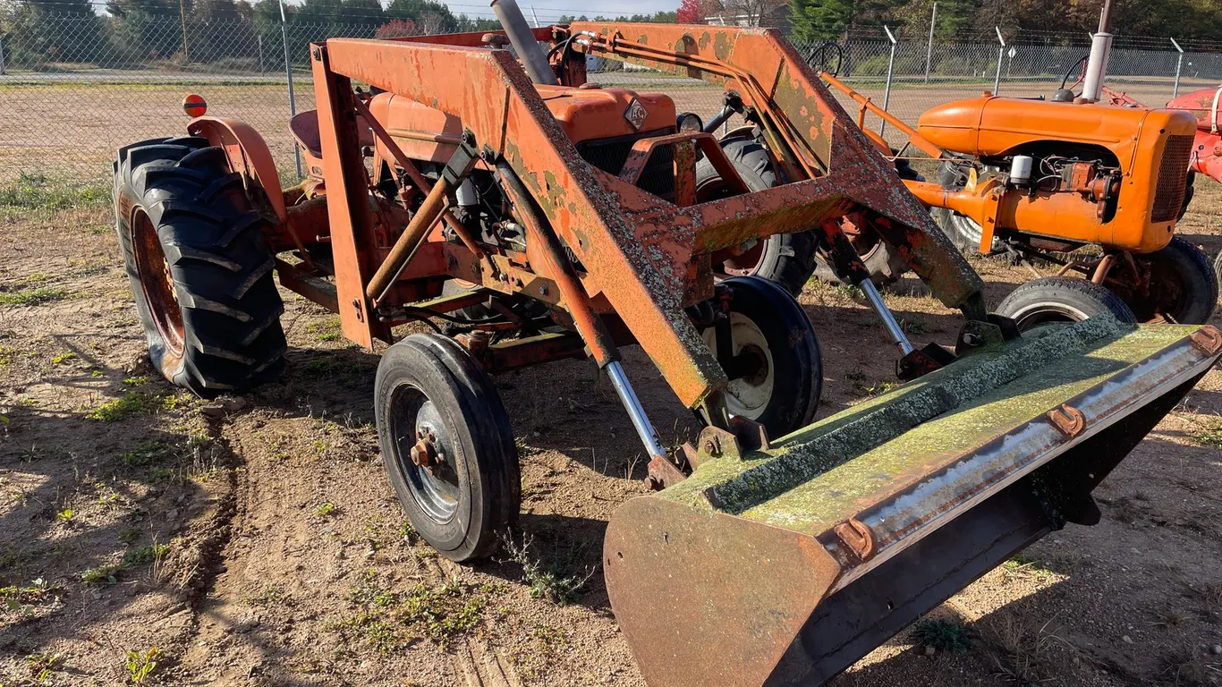 Allis Chalmers Tractor with Loader Arm (Non-Runner)