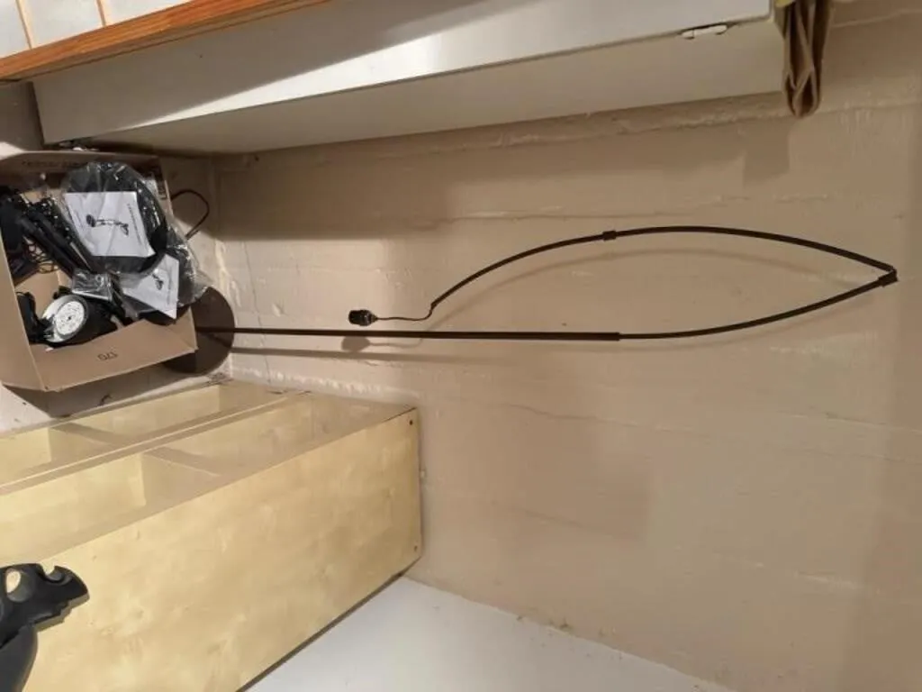 Floor grow light, assembly required