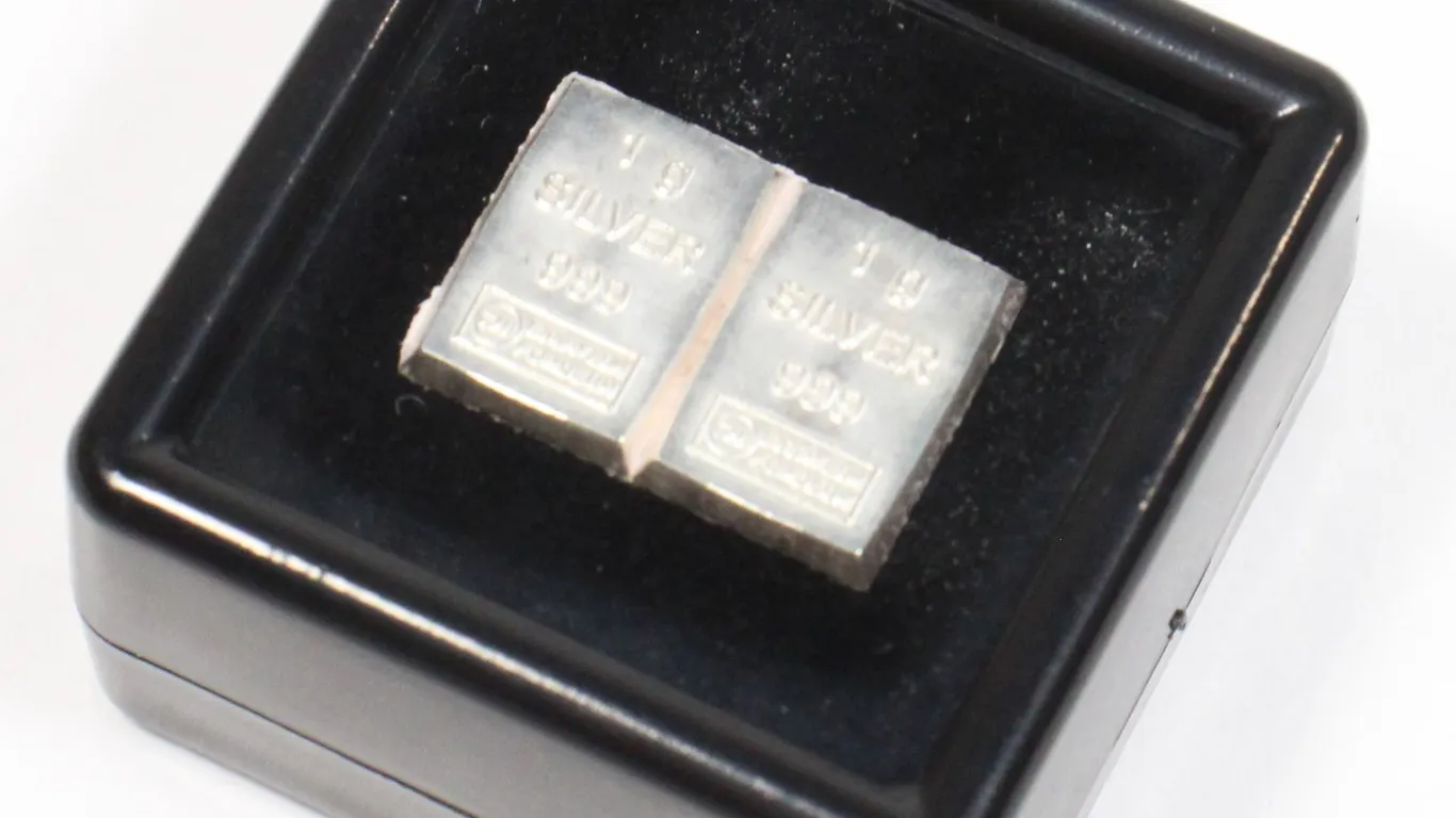 1 GRAM SILVER BARS IN GEMSTONE DISPLAY BOX 2 PC