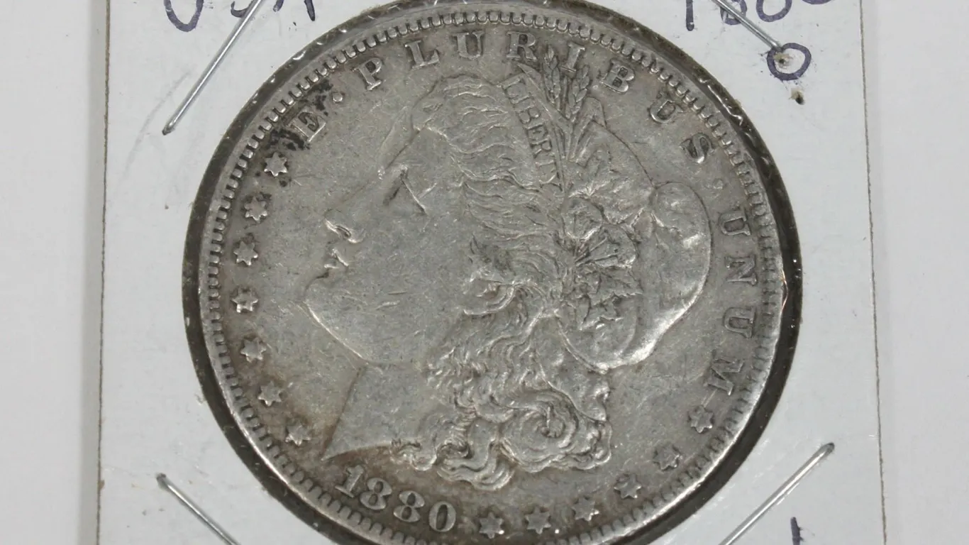 1880 MORGAN SILVER DOLLAR. UNITED STATES MINT
