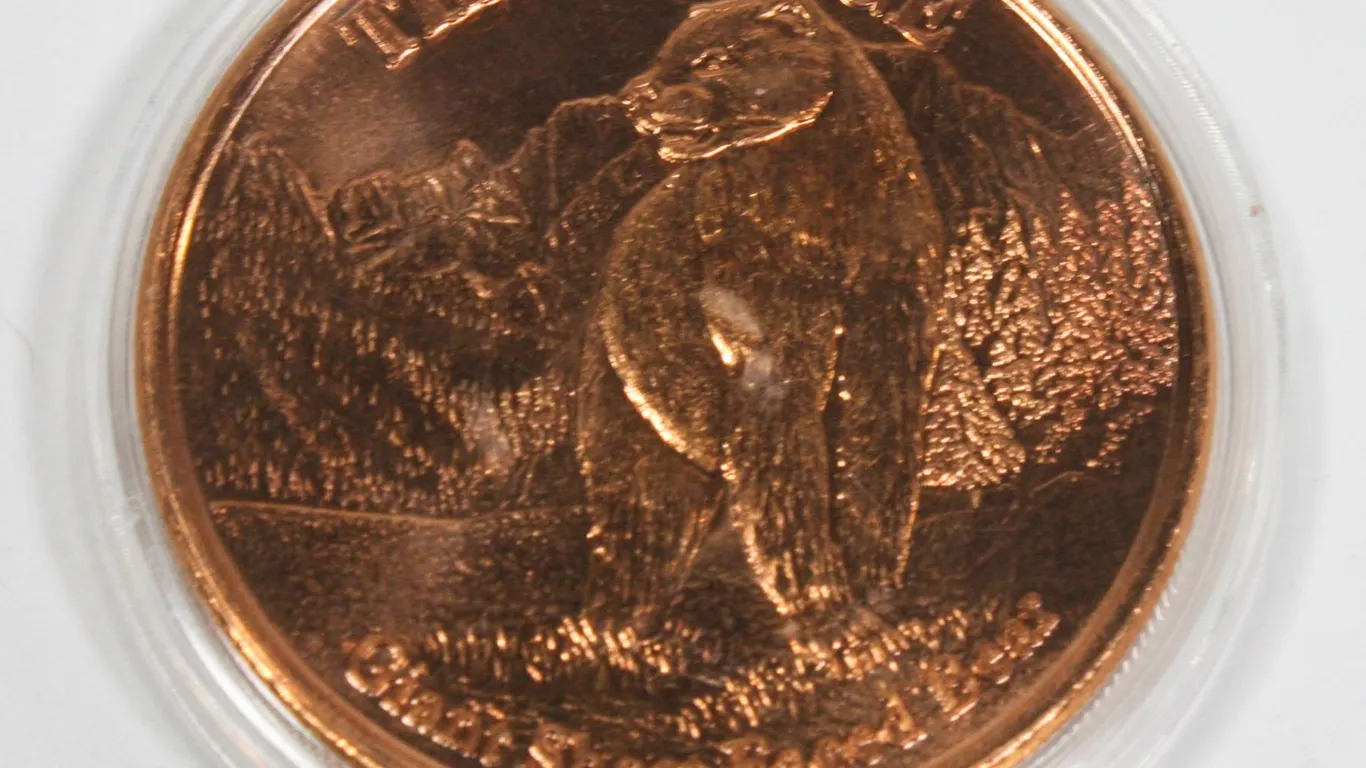 1 OZ GIANT SHORT FACED BEAR COPPER ROUND IN