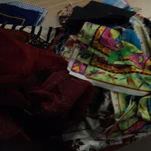 UNCLAIMED STORAGE:  2 CU FT RUBBERMAID TOTE & LID C/W QUILT PATCHES