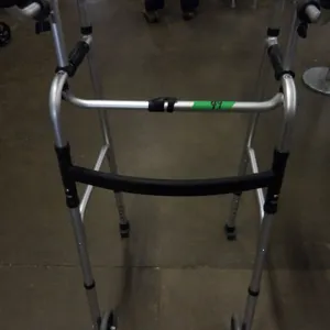 STAND UP WALKER (NEEDS ARM RESTS)